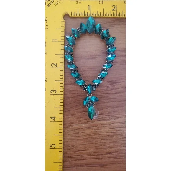 Natasha Couture Earrings Drop Gold Tone Emerald Green Crystals - Picture 3 of 4